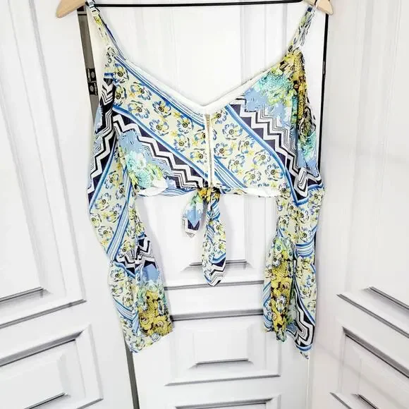 EUC AKIRA Floral Cropped Wrap Bell Sleeve Top - Small - Picture 11 of 13